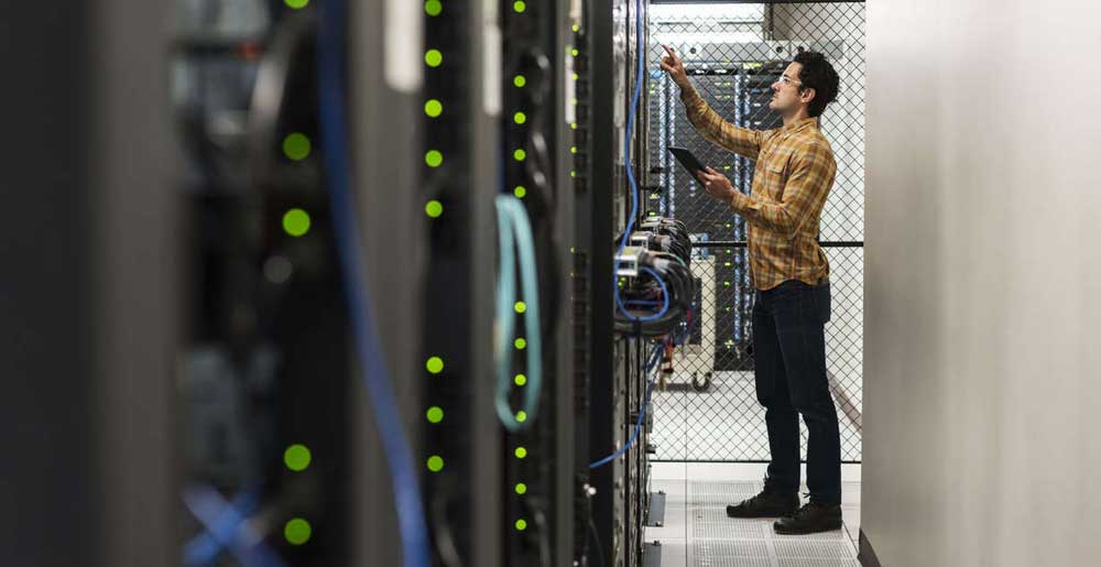 Technik pracující v počítačové serverovně